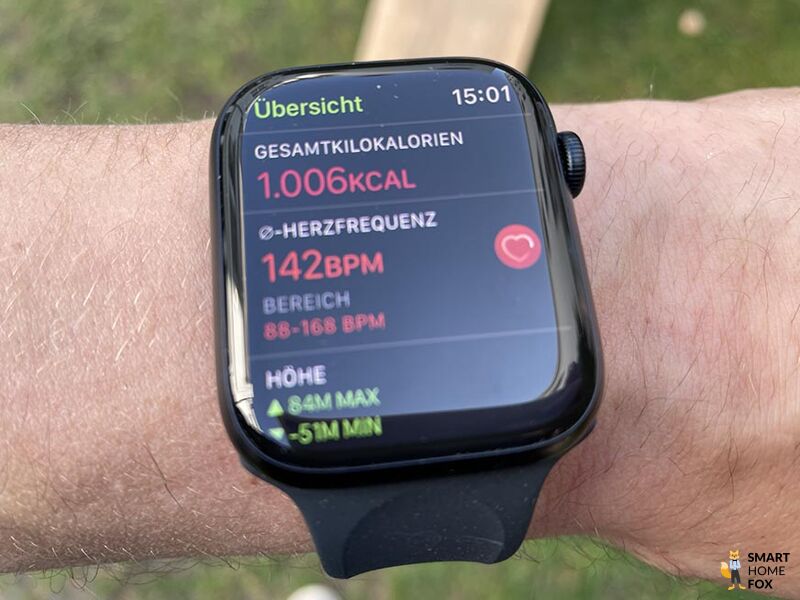 Man sieht die aufgezeichneten Sportdaten auf der Apple Watch Series 7.